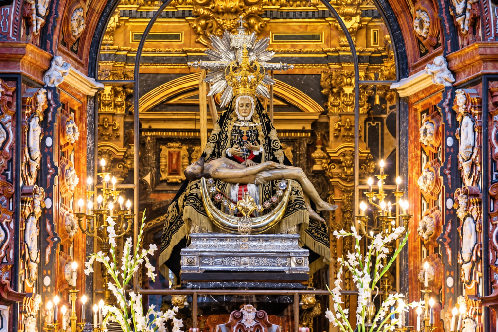 Virgen de las Angustias con Cristo sobre su regazo en el interior de su Basílica de Granada
