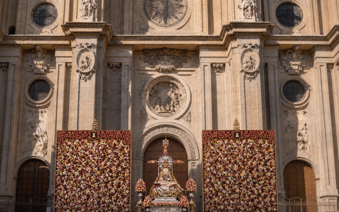 Infografía de la instalación prevista para la Ofrenda Floral: la Virgen de las Angustias ante la Catedral, entre dos paneles de flores