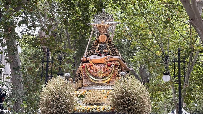 La Virgen de las Angustias de Granada en su paso procesional, rodeada de flores