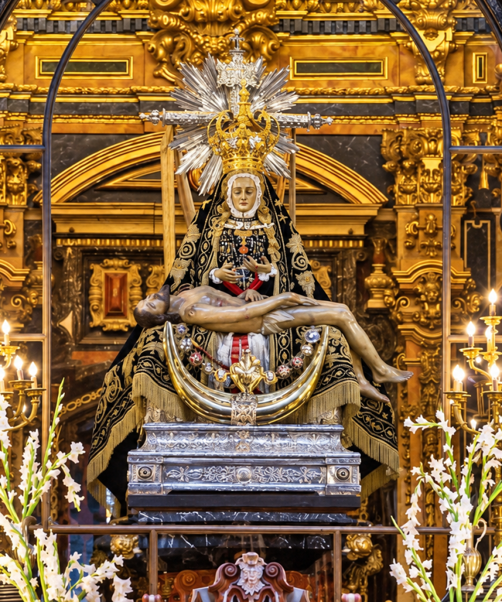 Virgen de las Angustias con Cristo sobre su regazo en el interior de su Basílica de Granada